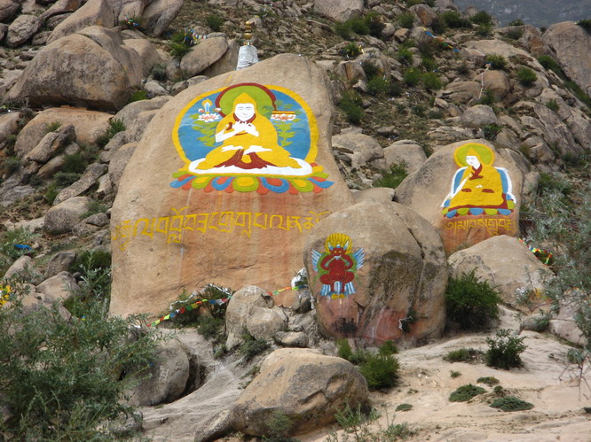 Image of Lama Tsong Khapa carved into a rock.